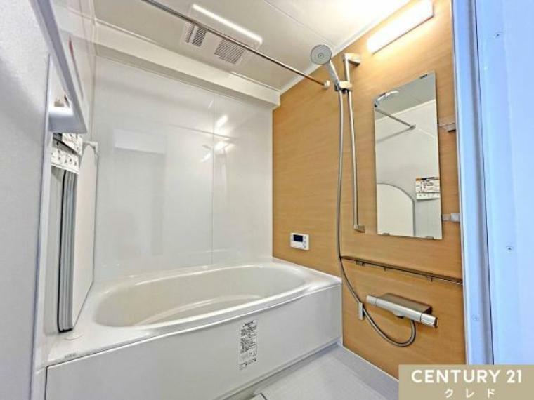 浴室乾燥機付ユニットバスに新規交換！<BR/>時間や天候に関係なく洗濯物が乾かせます。<BR/>実は家事の味方もしてくれる頼もしいバスルームです。