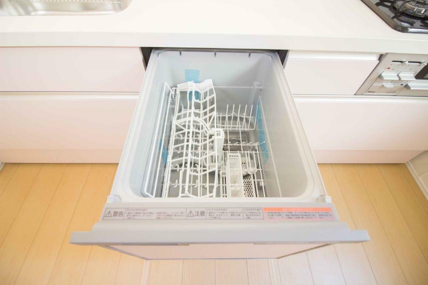 同仕様写真（内観） 食器洗いのわずらわしさから開放してくれる嬉しい設備。後片付けの手間を減らし奥様の時間を有効活用できます。お湯と洗剤を使う機会が少なくなるため、手荒れ防止にも。