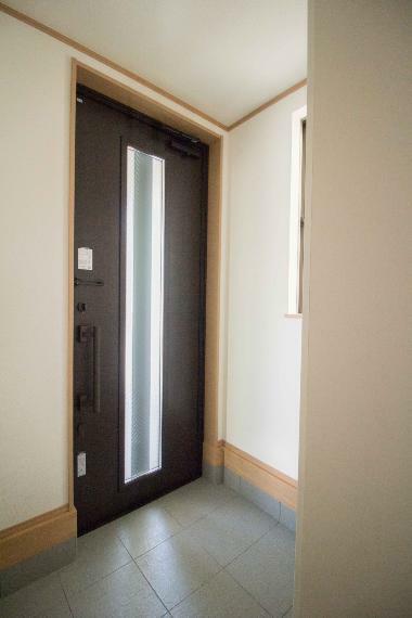 玄関 家の顔となる玄関は、高級感と断熱性、防犯性に優れた玄関ドアを標準装備。