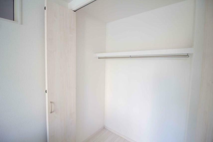 同仕様写真（内観） 多くの人がお困りの住まいの収納。壁面クローゼットがあればタンスを置く必要がなく、出っ張りのないスッキリ空間を維持できます。限られたスペースを有効に活用できそう。