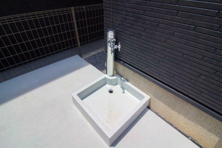 庭 外水栓。お庭への水撒きや車の洗車、家の外壁の掃除などに利用できる、あると便利な外水栓。
