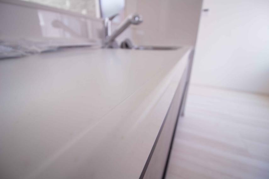 ダイニングキッチン 人工大理石のワークトップやシンクは、水を流しただけできれいになったように見えます。白いキッチンは明るく清潔感があり、とっても素敵です。