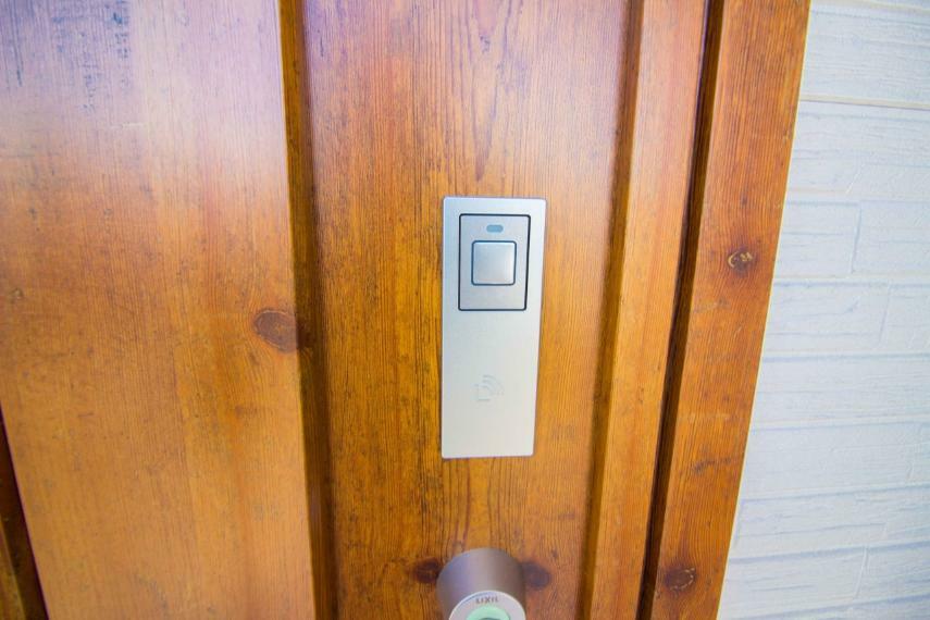 玄関 スマートキーの良い点は、鍵穴にキーを刺さなくても簡単に開け閉めできるところと、キーを紛失してもキーの情報をドア本体で簡単に書き換えできるなど防犯性の高い点です。
