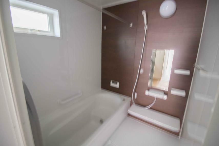 浴室 冬場にはヒヤッとしないように暖房機能、梅雨の時期には乾燥等、機能的で清潔感溢れる浴室。快適・清潔な空間で心も体もオフになる時間を楽しむことが可能です。