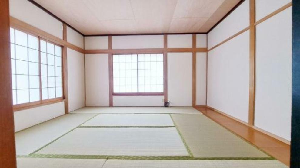和室 《和室》　■休日には畳のうえでゴロゴロと、至福の一時。冬にはコタツにミカンでテレビ鑑賞。日本人にはあって嬉しいジャパニーズルームです。