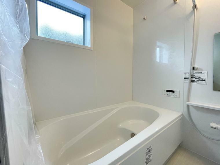 浴室 高級感溢れるカラーと大きさ・柔らかな曲線で構成された半身浴も楽しめるバスタブが心地よさをもたらします。