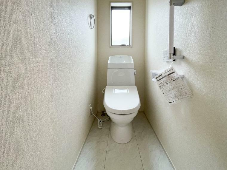トイレ 明るい窓から光が差し込むトイレはシャワー付き。癒しの空間になります。
