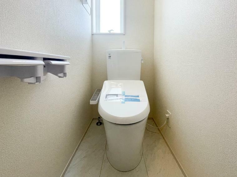 トイレ 快適な生活を送るための必須アイテムとなった洗浄機能付トイレ。おしり洗浄、ビデ洗浄、暖房便座の3つの機能を標準装備しています