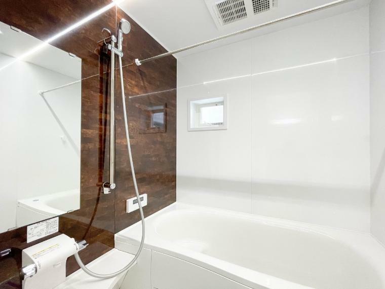 浴室 高級感溢れるカラーと大きさ・柔らかな曲線で構成された半身浴も楽しめるバスタブが心地よさをもたらします。
