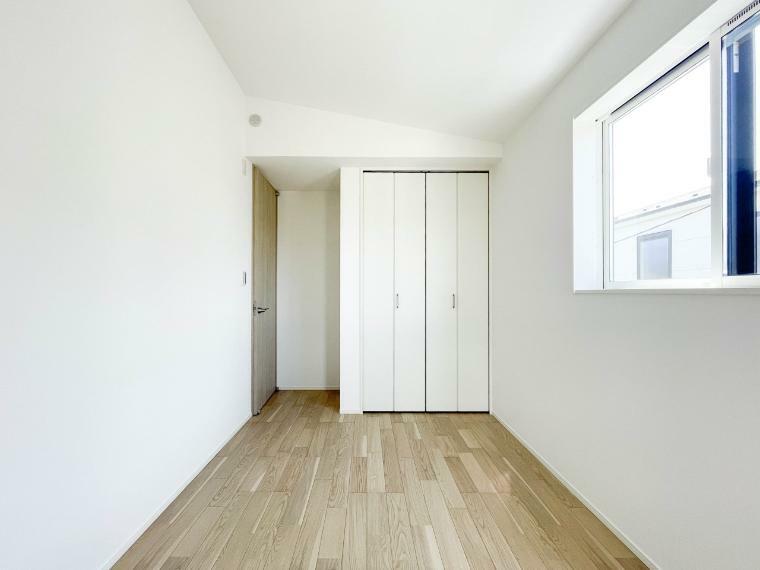 洋室 各部屋を最大限に広く使って頂ける様、全居住スペースに収納付。プライベートルームはゆったりと快適に。