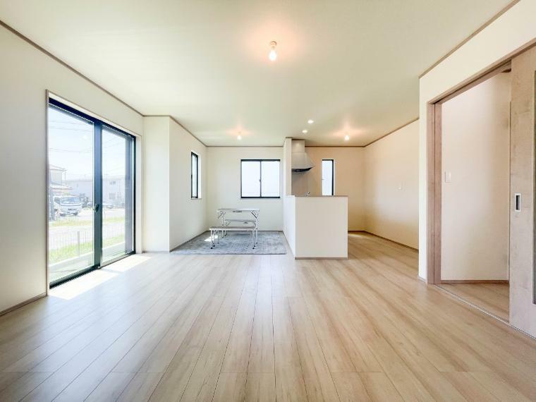 居間・リビング 生活の中心となるLDKは対面キッチンタイプのゆったりサイズ。生活動線をワンフロアに集中させることで、ご家族が自然と集まる空間を設計から実現しました。