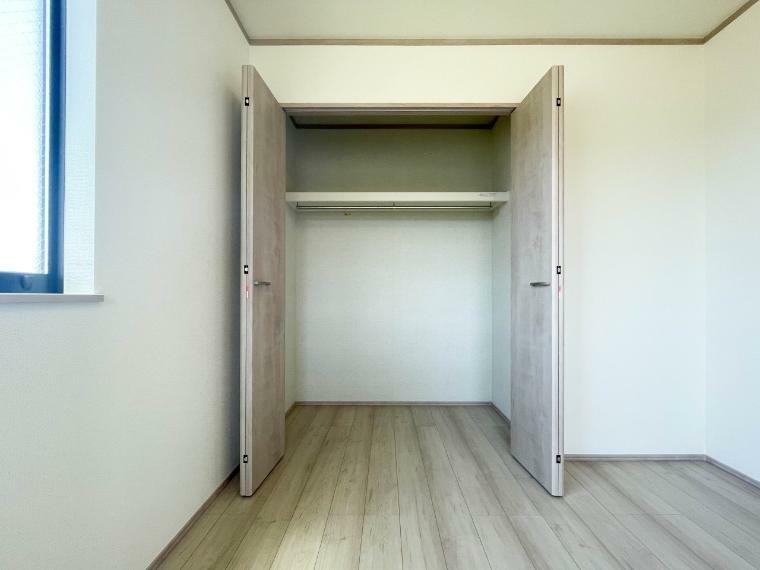 収納 多くの人がお困りの住まいの収納。壁面クローゼットがあればタンスを置く必要がなく、出っ張りのないスッキリ空間を維持できます。限られたスペースを有効に活用できそう。