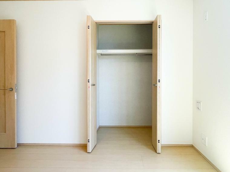 収納 多くの人がお困りの住まいの収納。壁面クローゼットがあればタンスを置く必要がなく、出っ張りのないスッキリ空間を維持できます。限られたスペースを有効に活用できそう。