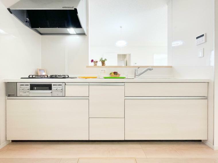 キッチン カウンターキッチンは広くて収納力もあるので、快適に料理をすることができます。食器や炊事用具を手の届くところに配置しやすいため調理もスピーディーです。