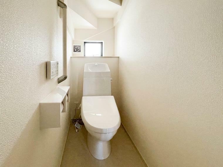トイレ 小窓を設置する事により明るく、通気性の良いトイレとなっております。中はゆとりのある大きさを確保しておりますので、ゆったりとお使い頂けます。