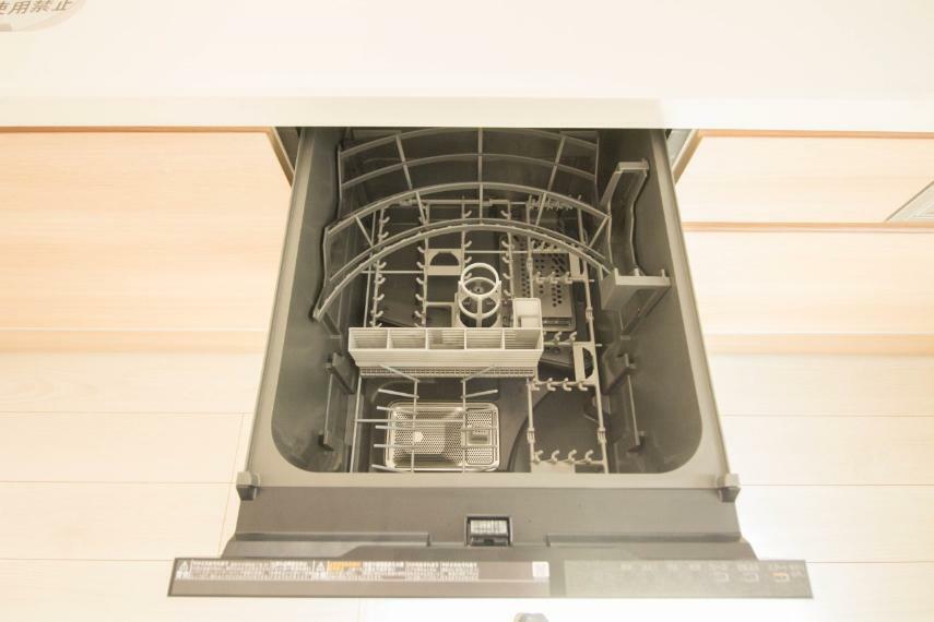 キッチン 食器洗浄機付きなので、食器洗いの煩わしさから開放されて時間を有効活用できます。手荒れ防止にもなりますよ。