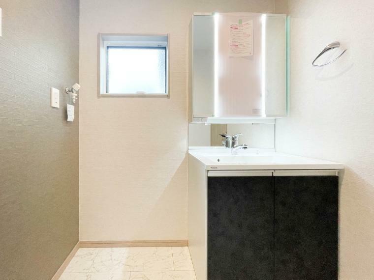洗面化粧台 明るい清潔感のある洗面所は、鏡も大きくシンクが広々。朝の支度も楽にこなせます。