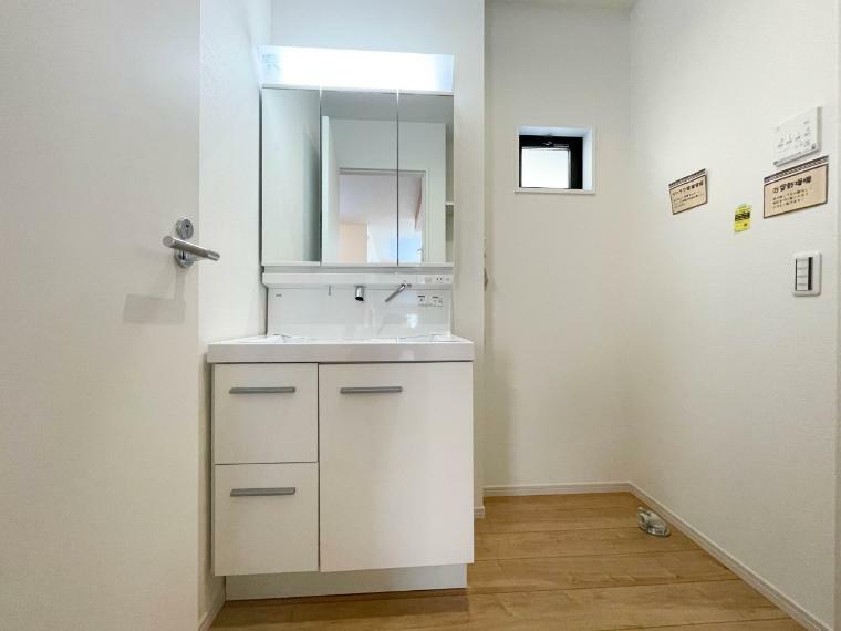 洗面化粧台 家の中でも特にプライベートスペースとなる洗面所は、洗濯場所と浴室を同じ空間でまとめております。小窓を設置しておりますので、熱気などが籠りやすい空間でちょっとした空気の入れ替えを。