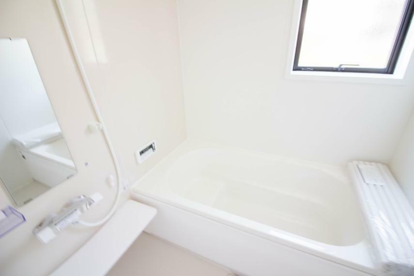 浴室 明るい作りの浴室は心も体もリフレッシュさせてくれます。窓もあるので湿気を外へ逃がすことも出来ます。