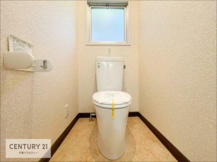 トイレ 清潔感のある色味のお手洗いです！さわやかでスッキリする空間です！白を基調としているので、お手入れがしやすいトイレです！