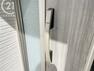 玄関 ピッキング犯罪を防止する防犯型玄関錠です。玄関にはディンプルキータイプの鍵を、さらにバールなどでこじ開けられにくい鎌デッド錠やサムターン回し防止タイプを採用しています。
