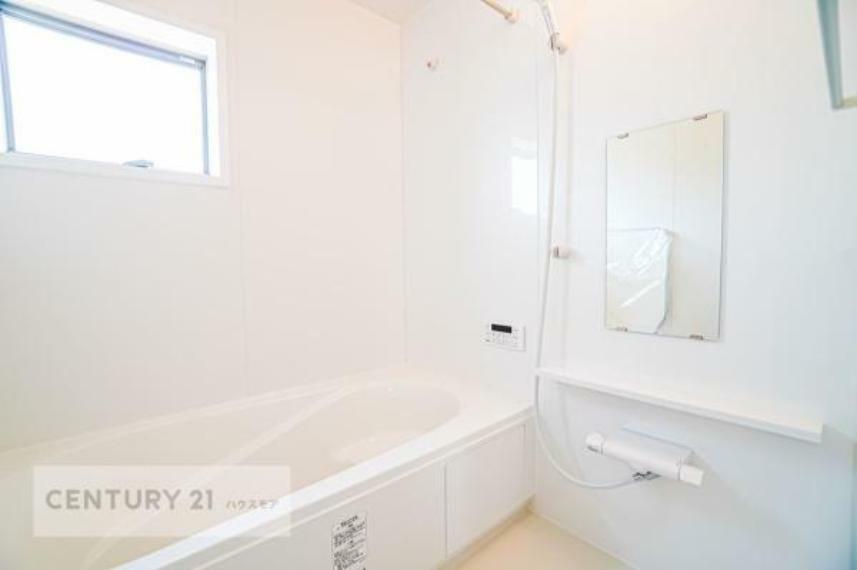 浴室 白を基調とした清潔感のあるバスルームです！快適なバスタイムが送れます！小窓付きで換気もスムーズ！