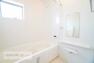 浴室 白を基調とした清潔感のあるバスルームです！快適なバスタイムが送れます！小窓付きで換気もスムーズ！