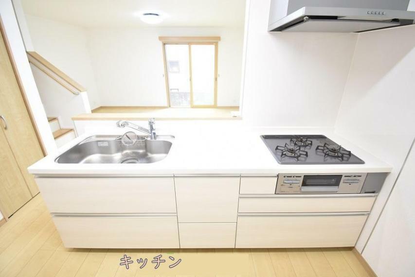 キッチン キッチン後部スペースは、冷蔵庫・食器棚を置いても十分稼働スペースが確保できます。