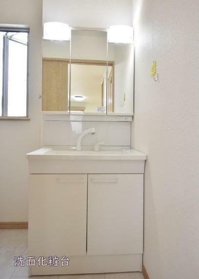 洗面化粧台 洗面台の横には洗濯機置場があり、全ての水回りが1階に集中した家事動線の良い間取りと言えます。
