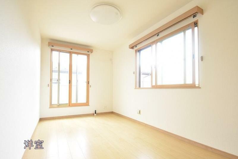 2階6.68帖居室の窓にもインプラス（2重サッシ）が施行されているため、防音・断熱性に優れております。