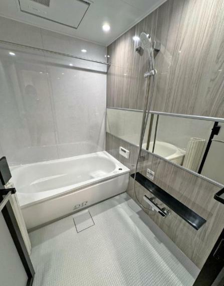 浴室 1418ユニットバスは雨天時も洗濯物を干せる浴室乾燥機付。