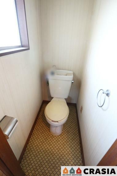トイレ 2階トイレです。自然換気ができる小窓から自然な光が射し込みます。（2024年5月撮影）
