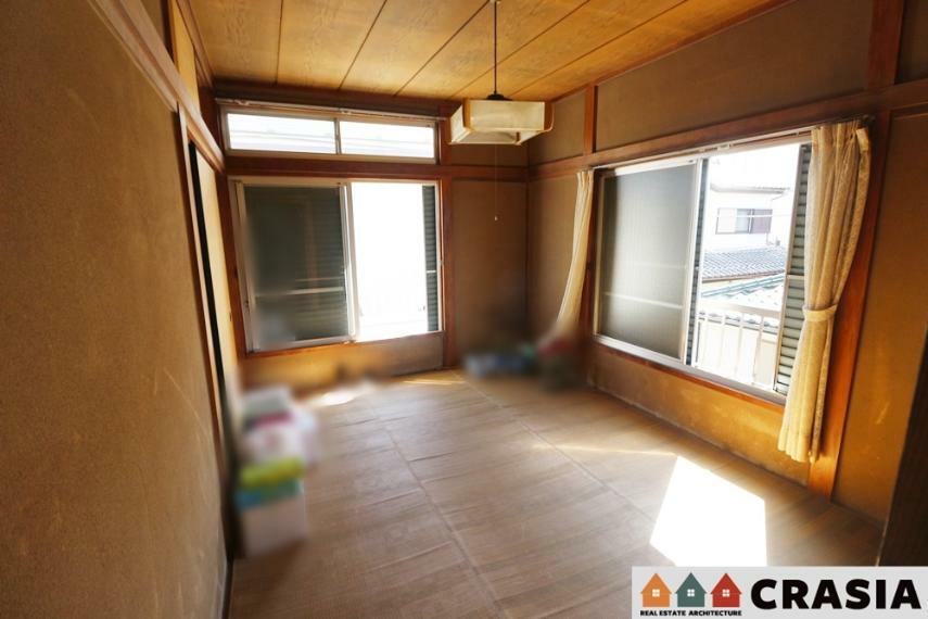 和室 2階和室です。畳は音を吸い込んでくれるので防音効果があります。元気なお子さまの遊び場所として最適な空間ですね（2024年5月撮影）