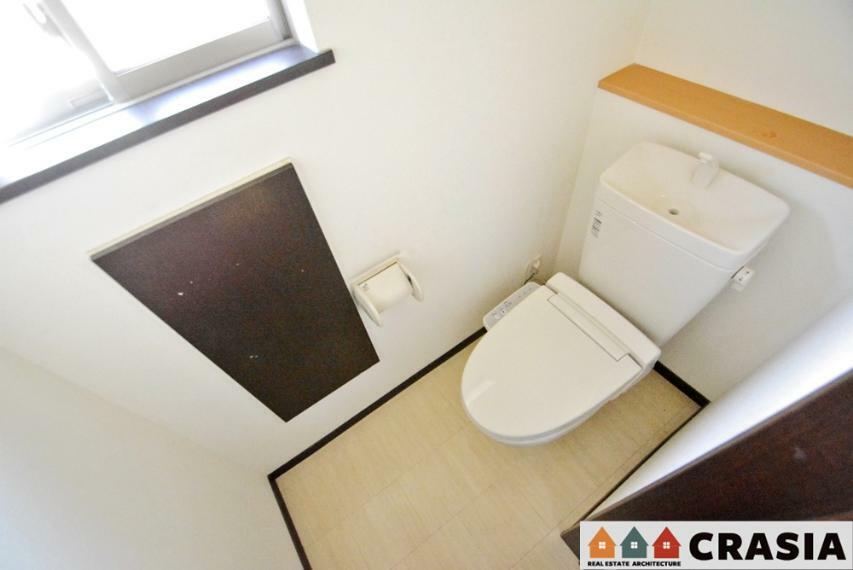 トイレ 1階トイレです。壁には収納スペースがあり、トイレットペーパーや芳香剤などを置くのに便利ですね
