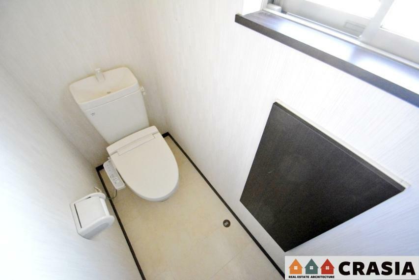 トイレ 2階トイレです。快適な温水清浄便座付。いつも使うトイレだからこそ、こだわりたいポイントです