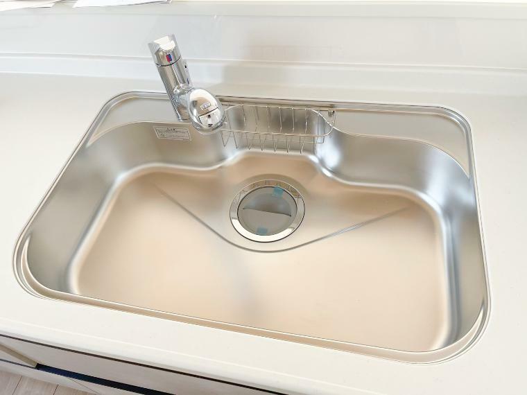 キッチン ≪浄水器一体型シャワー水栓≫シンク全てをシャワーで洗い流せ、大きなお鍋を洗う時もスムーズです！
