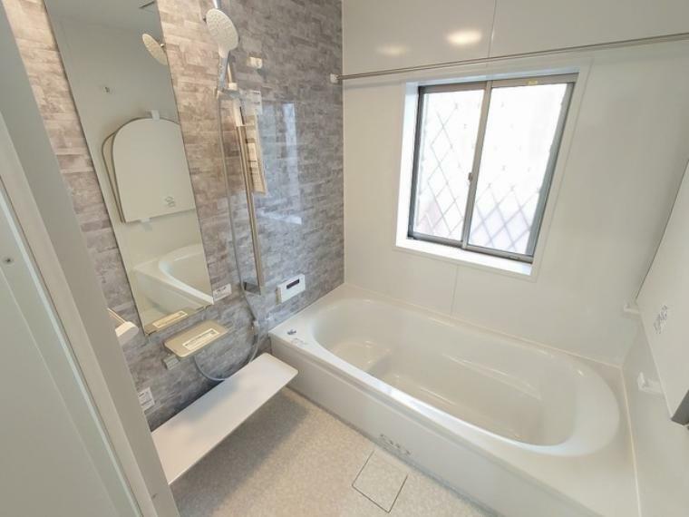 浴室 広々1坪タイプのゆったり浴室ユニット。防カビ・抗菌素材なのもうれしい。 浴室は湿気がたまりやすく、換気扇だけでは心配。。。窓をあければお風呂がカラっと乾きます。