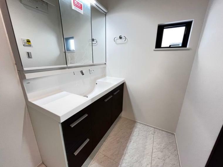 脱衣場 使い勝手の良い洗面台、窓があることで換気もしやすく清潔感のある空間を保てます。