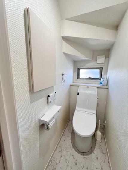 トイレ ウォシュレット機能付きのトイレ。収納もあり実用性も兼ね備えた造り。1.2階にそれでもトレイがございます。朝の混雑時に分散して利用できるほか、ゲスト用としても使い分けることもできます。