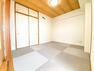 和室 6畳の和室は収納スペースもたっぷりあるので急な来客にも安心です。　※畳新床