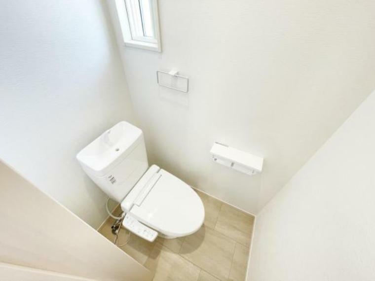 トイレ （トイレ）温水洗浄便座付きのトイレで、毎日快適にお使いいただけます。窓がありますので、空気の入れ替えもスムーズです！