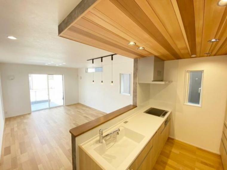 ダイニングキッチン 木目調のポップアップ天井がおしゃれなキッチン。継ぎ目がなくお手入れ簡単なシンクなど魅力がたっぷり！