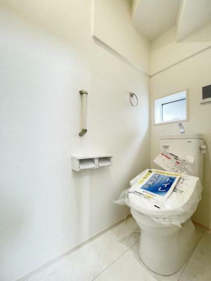 トイレ （トイレ）トイレは1階2階それぞれに設置されています。衛生的な温水洗浄便座です。窓がついているのも意外と嬉しいものですね*