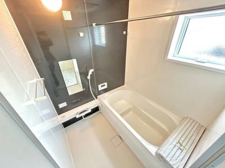 浴室 浴室は落ち着いたブラウンのアクセントパネルがあります！