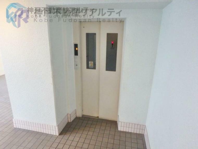 エレベーター付きマンション 各階に停止します