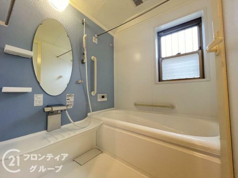 浴室 大きな鏡が素敵な、清潔感のある浴室ですね