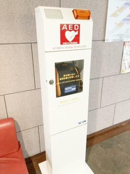 【AED】1階共用部に設置された（AED）自動体外式除細動器。