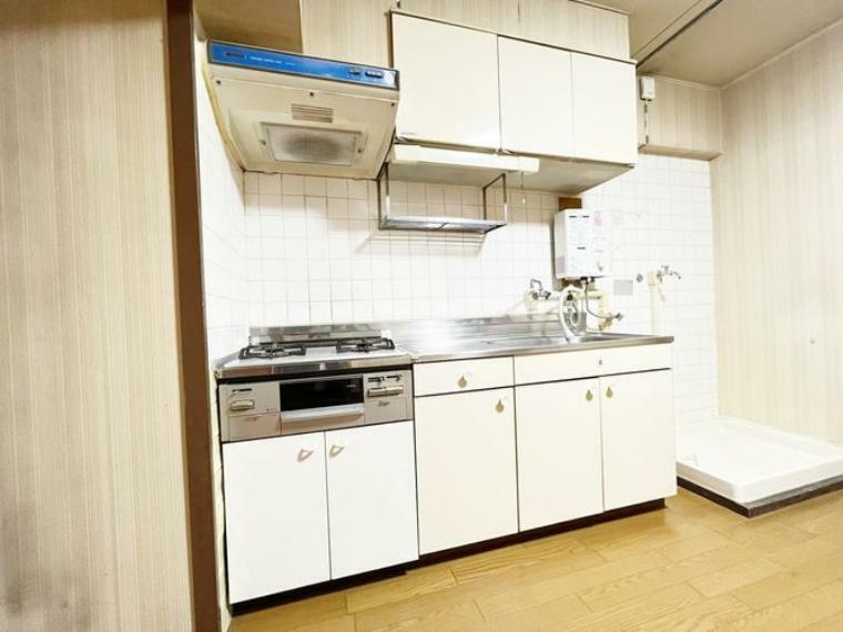 作業台とシンクが広いキッチン。
