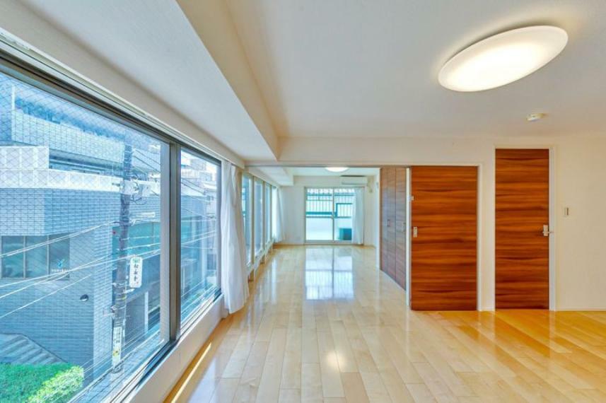 居間・リビング 建具とフローリングのやさしい木目がナチュラルで明るい空間を演出します。