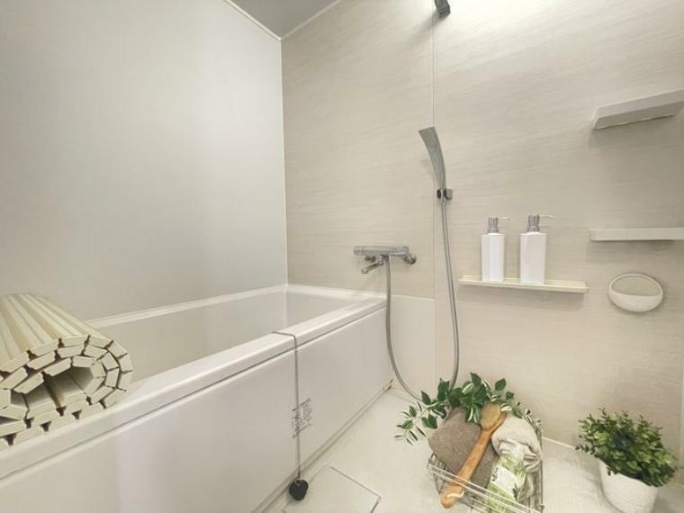 浴室 白を基調とした清潔感のある浴室です。※室内の家具や調度品は、売買代金には含まれません。